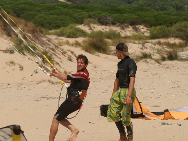 沙滩上的风筝控制 